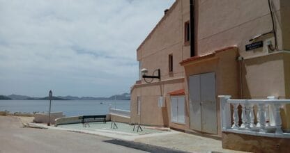 Bloque de apartamentos Nuevo Horizonte en primera línea de costa con vistas a las islas del Mar Menor al fondo