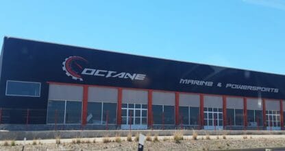 Nave industrial de Octane Marine & Powersports con fachada negra y roja, concesionario náutico en La Manga del Mar Menor