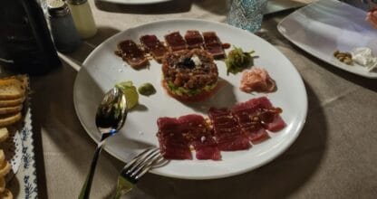 Plato de tartar y sashimi de atún rojo con aguacate en Owners' Clubhouse, La Manga del Mar Menor