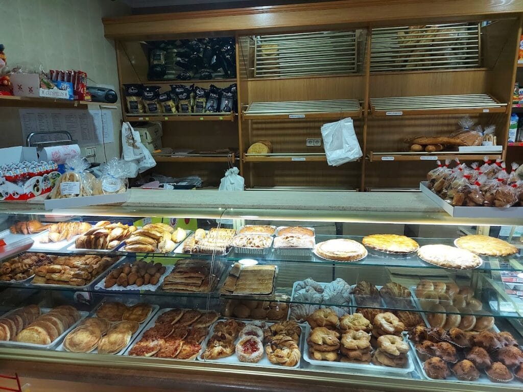Mostrador de la Panadería Confitería Isla Grosa con amplia variedad de bollería, tartas y dulces artesanales