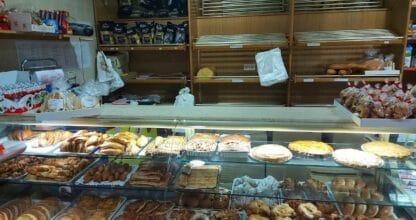 Mostrador de la Panadería Confitería Isla Grosa con amplia variedad de bollería, tartas y dulces artesanales