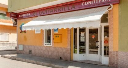 Fachada exterior de Panadería y Confitería El Guitarrilla con toldo blanco y rótulo rojo en La Manga del Mar Menor