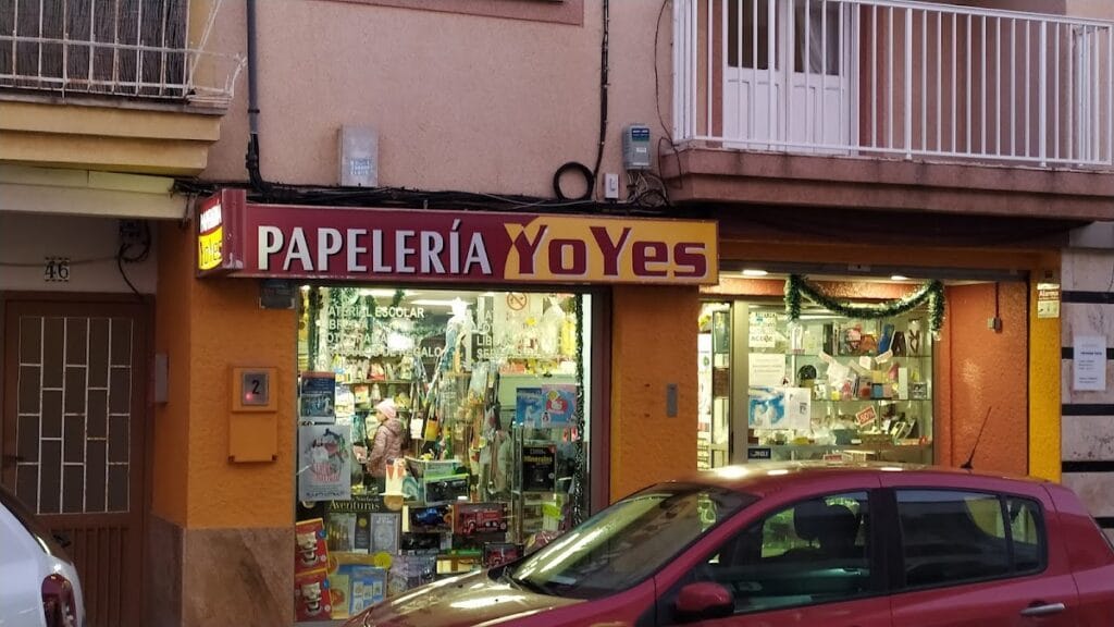 Fachada exterior de Papelería Librería Yoyes con escaparate de material escolar y juguetes, La Manga del Mar Menor