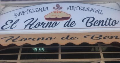 Rótulo exterior de Pastelería Artesanal El Horno de Benito con toldo a rayas y fachada blanca en La Manga del Mar Menor