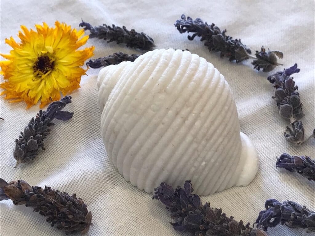 Jabón artesanal en forma de corazón con lavanda y caléndula de Pat's Soapery, La Manga del Mar Menor