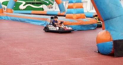 Niño conduciendo un kart eléctrico en el circuito de Peke Park La Manga del Mar Menor