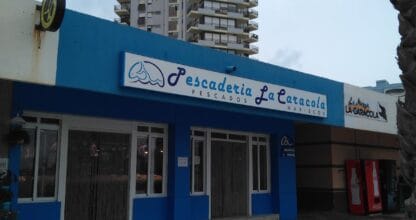 Fachada azul de Pescaderia La Caracola, tienda de pescados y mariscos en La Manga del Mar Menor