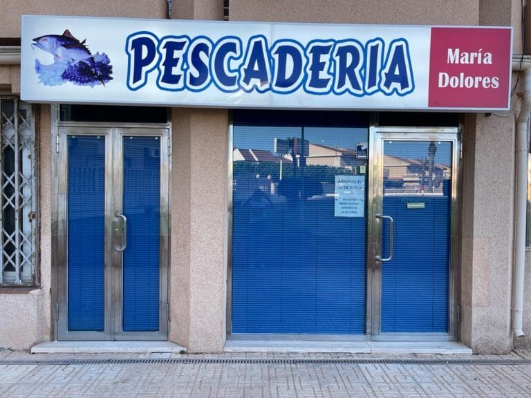 Fachada de Pescadería María Dolores en La Manga del Mar Menor con rótulo azul y escaparates de aluminio