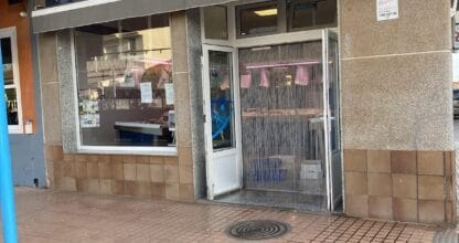 Fachada de Pescadería Tres Hermanos con rótulo de pescados y mariscos en La Manga del Mar Menor