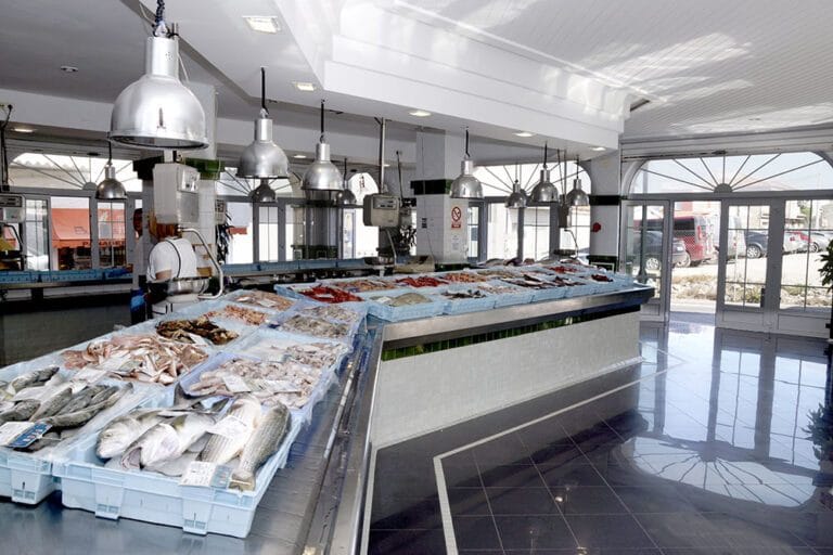 Pescadería Pescados Cabo de Palos I con expositores de pescado fresco y marisco sobre hielo bajo lámparas industriales de acero