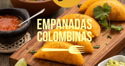 Empanadas colombinas doradas de Picantico sobre tabla de madera con guacamole y salsa, en Gastromercado Cabo de Palos
