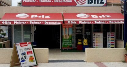 Fachada de la tienda Pinturas Briz en La Manga del Mar Menor con toldos rojos y cartel de pinturas, tarimas y decoración