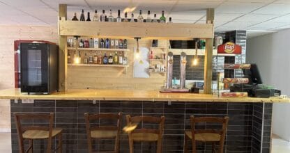 Fachada de Pizzería Manila Bei Paco con arcos y terraza exterior en La Manga del Mar Menor