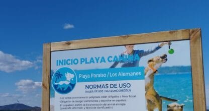 Cartel de inicio de la playa canina Playa Paraíso Los Alemanes con normas de uso y fotos de perros, con el Mar Menor al fondo en La Manga