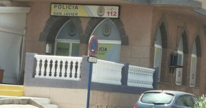 Comisaría de Policía Local de San Javier con rótulo oficial y señal 112 en La Manga del Mar Menor