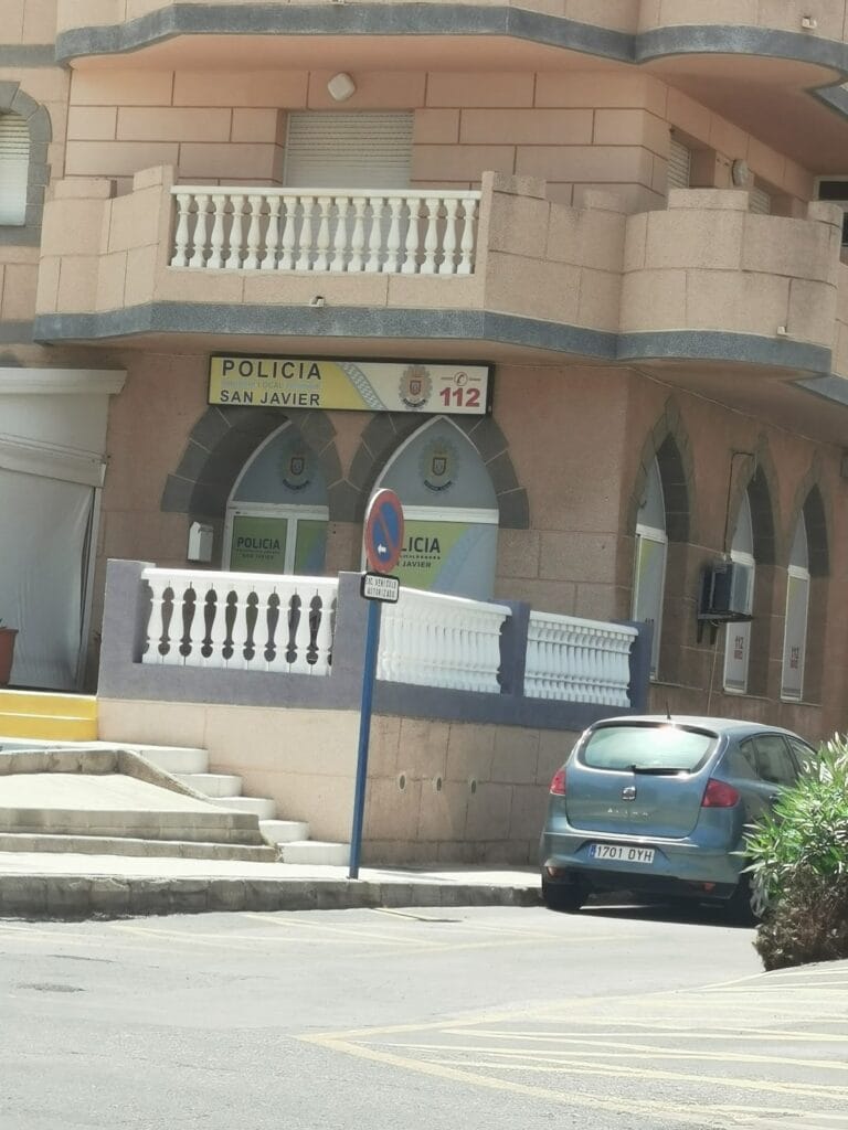 Comisaría de Policía Local de San Javier con rótulo oficial y señal 112 en La Manga del Mar Menor