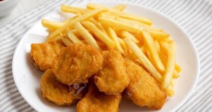 Plato de nuggets de pollo dorados con patatas fritas y salsa de tomate en Popeye Food kebab y pizzas La Manga