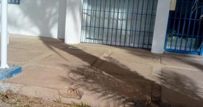 Entrada de Potalmenor S.A. en La Manga del Mar Menor, local con reja azul y letrero corporativo en fachada blanca