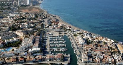 Vista aérea del Puerto Deportivo de Cabo de Palos con embarcaciones y La Manga al fondo