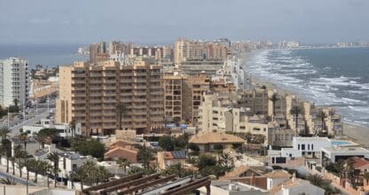 Vista panorámica desde las alturas del Punto Geodésico Monte Blanco sobre la franja de La Manga del Mar Menor entre el mar y la laguna