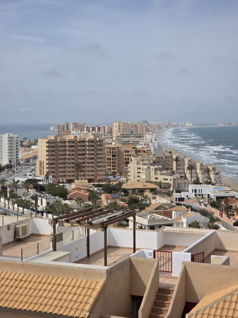 Vista panorámica desde las alturas del Punto Geodésico Monte Blanco sobre la franja de La Manga del Mar Menor entre el mar y la laguna