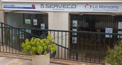 Local comercial en La Manga Club Resort con rótulos de Quality Homes, Serveco Solicitors y La Manzana Cohousing en la fachada