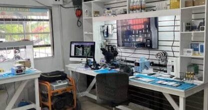 Taller interior de Reparación de Móviles La Manga con mesas de trabajo, herramientas y equipos electrónicos