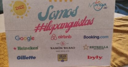 Cartel de bienvenida del Residencial Ilopango en La Manga con logos de plataformas como Google, Airbnb y Booking.com