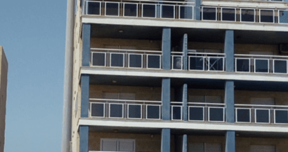 Edificio moderno escalonado del Residencial Superaticos Playa con amplias terrazas escalonadas junto al mar en La Manga