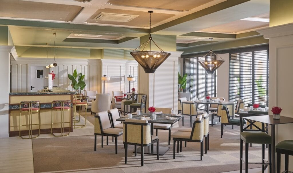 Sala interior elegante del Restaurante Asia con mesas preparadas y lámparas colgantes en La Manga del Mar Menor