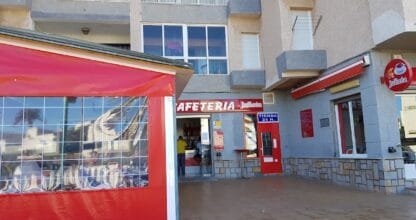 Fachada roja de Cafetería Julietta con tienda 24h y carpa exterior en La Manga del Mar Menor
