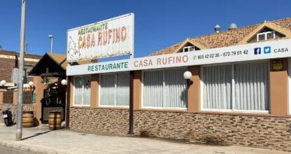 Fachada exterior del Restaurante Casa Rufino con cartel, barriles de madera y cielo azul, La Manga del Mar Menor