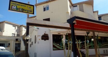 Fachada exterior del Restaurante El Mexicano en La Manga del Mar Menor, con cartel amarillo, toldo rojo y cactus decorativos