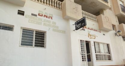 Fachada de Restaurante Kuny en La Manga del Mar Menor con rótulo pintado especialidad cocina murciana y arroces
