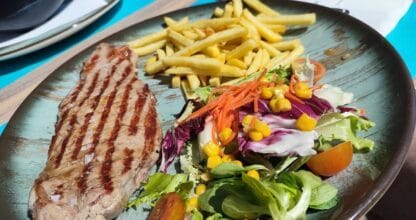 Entrecot a la plancha con patatas fritas y ensalada fresca en Restaurante La Manga Norte, La Manga del Mar Menor