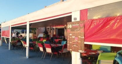 Terraza del Restaurante Mexicano Cantina Chihuahua en La Manga con sillas multicolor bajo carpa blanca y carta visible a la entrada