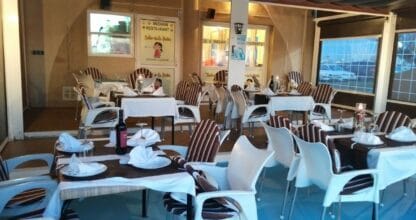 Comedor cubierto con mesas vestidas y decoración india del restaurante Sabor de la India en La Manga
