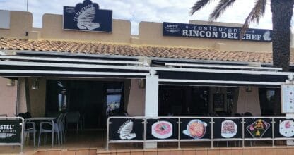 Terraza exterior con toldos negros y carta de platos del Restaurante Rincón del Chef, La Manga del Mar Menor