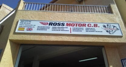 Fachada del taller mecánico Ross Motor CB con cartel de servicios en español e inglés, La Manga del Mar Menor