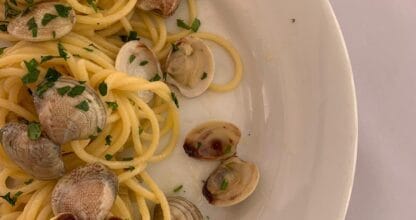 Plato de espaguetis alle vongole con almejas frescas y perejil picado en el restaurante Sale and Pepe