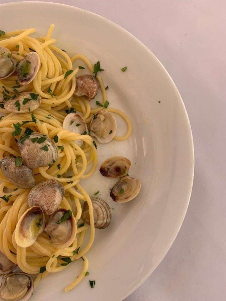Plato de espaguetis alle vongole con almejas frescas y perejil picado en el restaurante Sale and Pepe