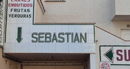 Entrada del supermercado Sebastián en La Manga del Mar Menor con cartel de carnes, embutidos, frutas y verduras
