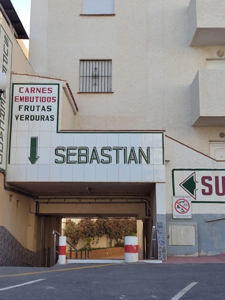 Entrada del supermercado Sebastián en La Manga del Mar Menor con cartel de carnes, embutidos, frutas y verduras