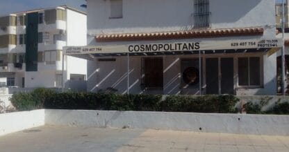 Sede de Cosmopolitans asociación mototurística La Manga, casa blanca de dos plantas con toldo y rótulo identificativo en fachada