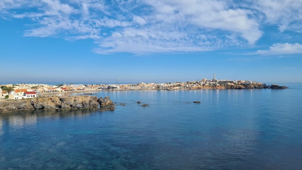 Vista panorámica de Cabo de Palos con el faro y mar Mediterráneo en calma, sendero Cabo de Palos a Cala Reona