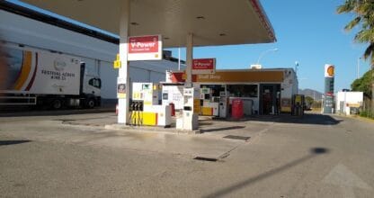 Gasolinera Shell La Manga con surtidores Shell V-Power, marquesina amarilla y tienda Shell Shop al fondo