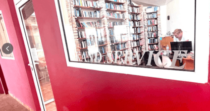 Interior de Skandservice con estanterías de productos y paredes rojas, servicio local en La Manga del Mar Menor