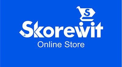 Logotipo de Skorewit Online Store sobre fondo azul, tienda online en La Manga del Mar Menor