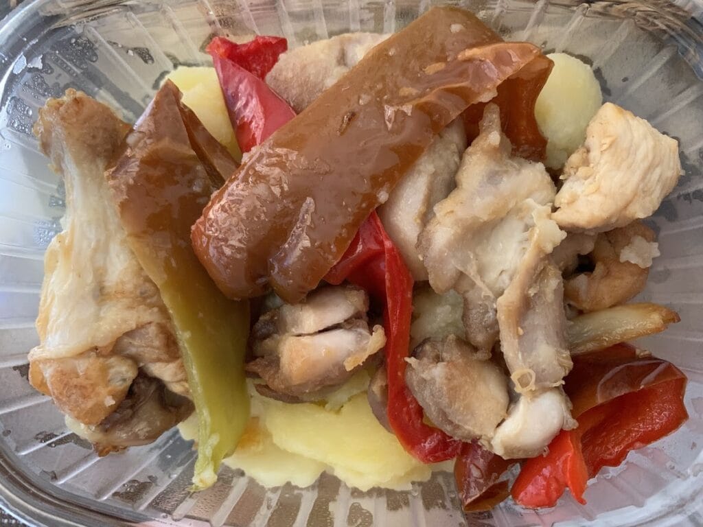 Plato de pollo asado con pimientos rojos y patatas en tarrina de takeaway en Sol y Sal, La Manga del Mar Menor