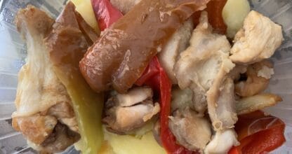 Plato de pollo asado con pimientos rojos y patatas en tarrina de takeaway en Sol y Sal, La Manga del Mar Menor